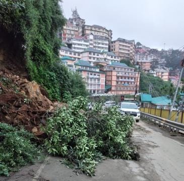 A landslide at Devnagar in Shimla town disrupted traffic on Tuesday. (HT Photo)