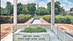 Azad’s minimalist garden-tomb is marked by a white marble canopy. (HT Photo) Azad’s minimalist garden-tomb is marked by a white marble canopy. (HT Photo)