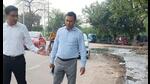 Lokesh M, inspected master plan roads 1, 2 and 3 as well as Nithari road and found the sanitation deplorable. (HT Photo) Lokesh M, inspected master plan roads 1, 2 and 3 as well as Nithari road and found the sanitation deplorable. (HT Photo)