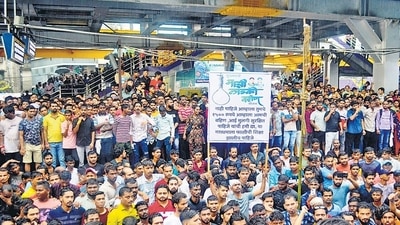 Badlapur residents staged a protest at Badlapur station all of Tuesday. The protestors also slammed the CM’s Ladki Bahin Yojana scheme, saying that instead of doling out ₹1,500 a month to women, the government should ensure their security. (Pramod Tambe /HT Photo) Badlapur residents staged a protest at Badlapur station all of Tuesday. The protestors also slammed the CM’s Ladki Bahin Yojana scheme, saying that instead of doling out ₹1,500 a month to women, the government should ensure their security. (Pramod Tambe /HT Photo)