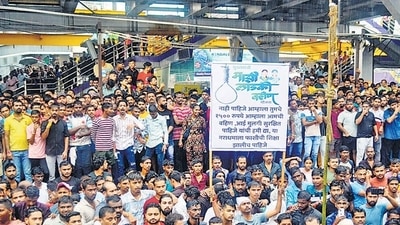 Badlapur residents staged a protest at Badlapur station all of Tuesday. The protestors also slammed the CM’s Ladki Bahin Yojana scheme, saying that instead of doling out ₹1,500 a month to women, the government should ensure their security. (Pramod Tambe /HT Photo) Badlapur residents staged a protest at Badlapur station all of Tuesday. The protestors also slammed the CM’s Ladki Bahin Yojana scheme, saying that instead of doling out ₹1,500 a month to women, the government should ensure their security. (Pramod Tambe /HT Photo)