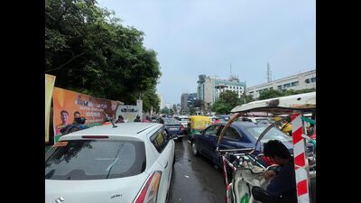 Bumper-to-bumper traffic near IGP due to VIP movement on Wednesday (HT Photo) Bumper-to-bumper traffic near IGP due to VIP movement on Wednesday (HT Photo)