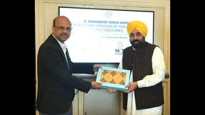 CM meets industry honchos, firms up investment projects for Punjab (HT Photo) CM meets industry honchos, firms up investment projects for Punjab (HT Photo)