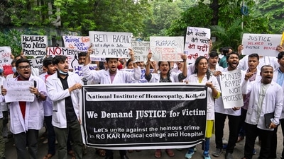 Thousands of junior doctors, senior doctors, medical students and other medical professionals take out a protest rally. (Photo by Samir Jana/ Hindustan Times) (Hindustan Times) Thousands of junior doctors, senior doctors, medical students and other medical professionals take out a protest rally. (Photo by Samir Jana/ Hindustan Times) (Hindustan Times)