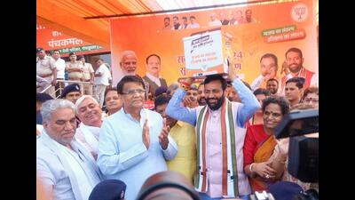 Haryana chief minister Nayab Singh Saini launched the BJP’s election campaign by flagging off a van, ‘Sankalp Patra Rath’, in Panchkula for inviting suggestions from every community to be included in the party’s manifesto for the assembly elections slated for October 1. (HT Photo)
