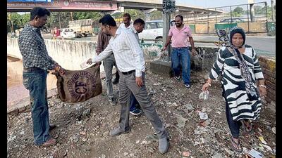 MC staffers during a special cleanliness drive in Ludhiana on Wednesday. (HT Photo)