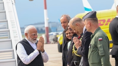 PM Narendra Modi being welcomed at Warsaw airport (x.com/narendramodi) PM Narendra Modi being welcomed at Warsaw airport (x.com/narendramodi)