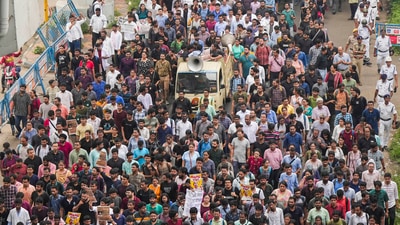 Kolkata: Doctors take part in a protest march from Central Government Offices (CGO) complex to Swasthya Bhawan over the alleged sexual assault and murder of a postgraduate trainee doctor. (PTI )