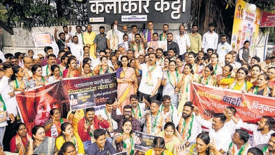 Pune: NCP (SP) leader Supriya Sule and others during a protest over the Badlapur sexual abuse case, in Pune, Wednesday, Aug. 21, 2024. Sule on Wednesday targeted the Maharashtra government over the case and demanded the resignation of Deputy Chief Minister Devendra Fadnavis, who holds the home portfolio. (PTI Photo) (PTI08_21_2024_000118B) (PTI) Pune: NCP (SP) leader Supriya Sule and others during a protest over the Badlapur sexual abuse case, in Pune, Wednesday, Aug. 21, 2024. Sule on Wednesday targeted the Maharashtra government over the case and demanded the resignation of Deputy Chief Minister Devendra Fadnavis, who holds the home portfolio. (PTI Photo) (PTI08_21_2024_000118B) (PTI)