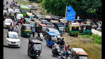 Students of govt college for women say heavy traffic just outside the gate creates challenges makes it challenging to even cross the road. (Manish/Hindustan Times) Students of govt college for women say heavy traffic just outside the gate creates challenges makes it challenging to even cross the road. (Manish/Hindustan Times)