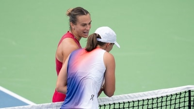 Aryna Sabalenka at the net with Iga Swiatek of Poland (USA TODAY Sports via Reuters Con)