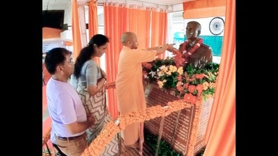 UP CM Yogi Adityanath unveils the statue of mMartyr Captain Anshuman Singh in Lucknow Wednesday. (HT) UP CM Yogi Adityanath unveils the statue of mMartyr Captain Anshuman Singh in Lucknow Wednesday. (HT)
