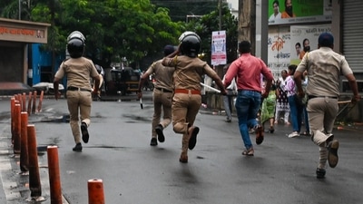 A clash took place between the police and local residents amid an agitation over the sexual assault of two four-year-old girls in Badlapur. (Photo by Raju Shinde/HT Photo) A clash took place between the police and local residents amid an agitation over the sexual assault of two four-year-old girls in Badlapur. (Photo by Raju Shinde/HT Photo)