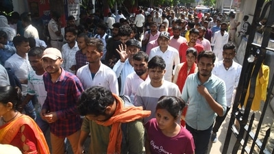 Candidates are seen leaving the exam centre after appearing for Bihar Police Constable Exam in Patna. (Santosh Kumar ) Candidates are seen leaving the exam centre after appearing for Bihar Police Constable Exam in Patna. (Santosh Kumar )