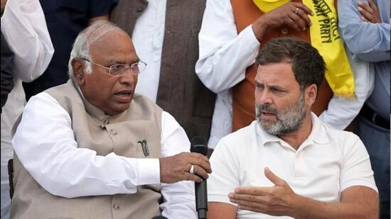 Congress president Mallikarjun Kharge and party leader Rahul Gandhi (File)
