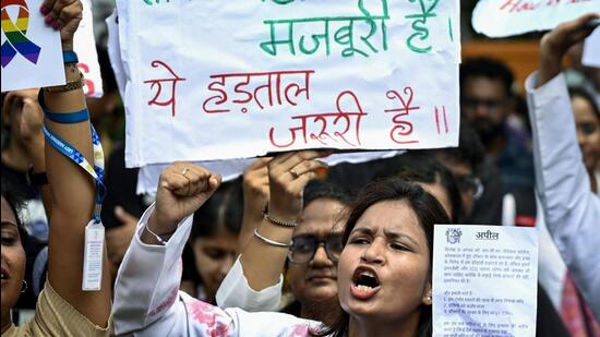 Doctors protested at Jantar Mantar in Delhi on Wednesday demanding justice for the alleged sexual assault and murder of a resident doctor at Kolkata RG Kar Hospital. (ANI)