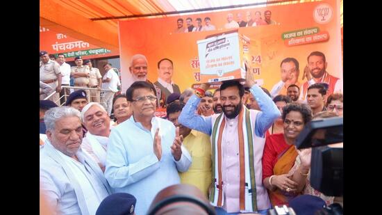 Haryana chief minister Nayab Singh Saini launched the BJP’s election campaign by flagging off a van, ‘Sankalp Patra Rath’, in Panchkula for inviting suggestions from every community to be included in the party’s manifesto for the assembly elections slated for October 1. (HT Photo)