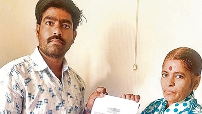 Sunanda Balu More and her son Sagar More holding bank account statement. (HT PHOTO) Sunanda Balu More and her son Sagar More holding bank account statement. (HT PHOTO)