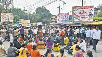 Thane, India. Aug 21, 2024: Workers of the Shiv Sena Party (UBT) blocked the road near Badlapur Police Station to protest against the alleged sexual assault of two four-year-old girls by a cleaning staff member in a Badlapur school and Shiv Sena's (Shinde faction) leader verbally abused a news reporter. Thane, India. (Photo by Raju Shinde/HT Photo) Thane, India. Aug 21, 2024: Workers of the Shiv Sena Party (UBT) blocked the road near Badlapur Police Station to protest against the alleged sexual assault of two four-year-old girls by a cleaning staff member in a Badlapur school and Shiv Sena's (Shinde faction) leader verbally abused a news reporter. Thane, India. (Photo by Raju Shinde/HT Photo)