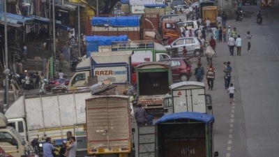There is rampant illegal parking in M East ward in Mankhurd, Govandi and Shivaji Nagar, where certain mafias are operating. (Satish Bate/HT PHOTO) There is rampant illegal parking in M East ward in Mankhurd, Govandi and Shivaji Nagar, where certain mafias are operating. (Satish Bate/HT PHOTO)