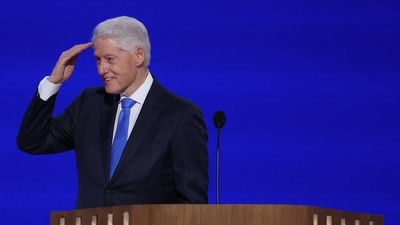 Former U.S. President Bill Clinton gestures onstage on Day 3 of the Democratic National Convention (DNC) at the United Center, in Chicago, Illinois, U.S., August 21, 2024. REUTERS/Mike Segar (REUTERS)