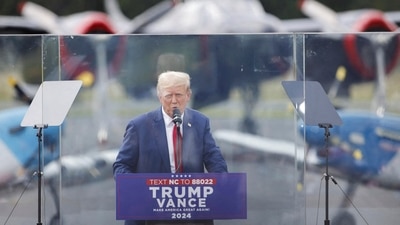 Donald Trump speaks from a bulletproof glass housing during a campaign rally, at the North Carolina Aviation Museum & Hall of Fame in Asheboro, North Carolina, U.S. August 21, 2024. REUTERS/Jonathan Drake     TPX IMAGES OF THE DAY (REUTERS)