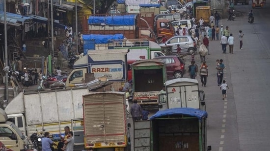 There is rampant illegal parking in M East ward in Mankhurd, Govandi and Shivaji Nagar, where certain mafias are operating. (Satish Bate/HT PHOTO)