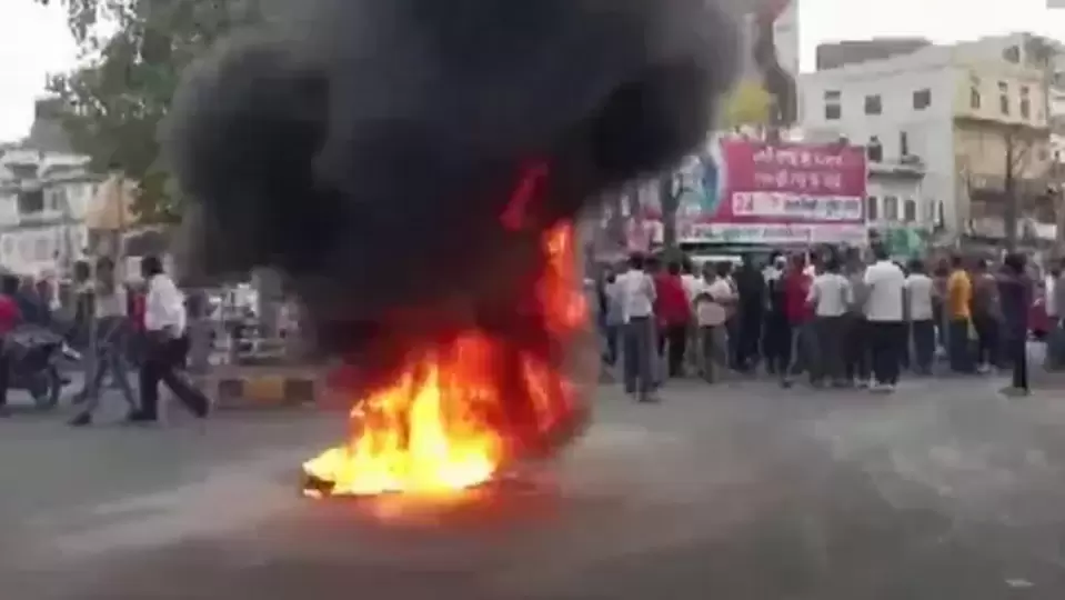 ಘಟನಾಸ್ಥಳದಲ್ಲಿ ಪ್ರತಿಭಟನೆ