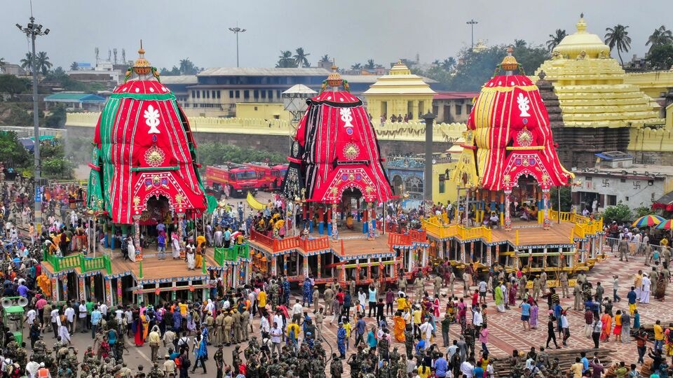 <p>ಪುರಿಯಲ್ಲಿ ಭಗವಾನ್ ಜಗನ್ನಾಥ, ಭಗವಾನ್ ಬಲಭದ್ರ ಮತ್ತು ಸುಭದ್ರಾ ದೇವಿಯ ರಥಗಳು ರಥಯಾತ್ರೆಯ ಉತ್ಸವದ ಮುನ್ನಾ ದಿನ ಗುರುವಾರ ಸಿಂಘದ್ವಾರವನ್ನು ತಲುಪಿದ ಸಂದರ್ಭ. (PTI Photo)&nbsp;</p>