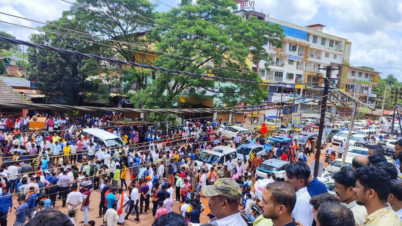 ಬೆಳ್ಳಾರೆಯಲ್ಲಿ ಪ್ರವೀಣ್‌ ನೆಟ್ಟಾರು ಅವರ ಅಂತಿಮ ದರ್ಶನಕ್ಕೆ ಜನಸಾಗರ