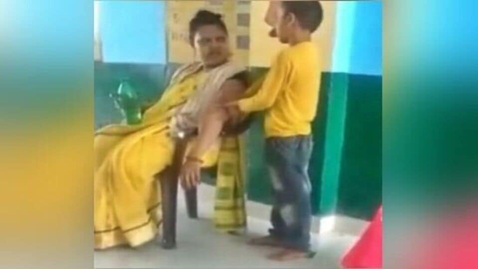 Watch Video ಕ್ಲಾಸ್ ರೂಂನಲ್ಲಿ ವಿದ್ಯಾರ್ಥಿಯಿಂದ ಮಸಾಜ್ ಮಾಡಿಸಿಕೊಂಡ ಶಿಕ್ಷಕಿ ಅಮಾನತು School Teacher