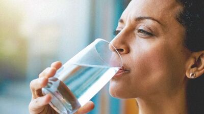 Drinking Water: ಹೆಚ್ಚು ನೀರು ಕುಡಿಯುವುದು ಕೂಡಾ ಅಪಾಯ! ತಜ್ಞರ ಈ ಸಲಹೆ ಒಮ್ಮೆ  ಕೇಳಿ-drinking a lot of water also affect your body ,ಜೀವನಶೈಲಿ ಸುದ್ದಿ