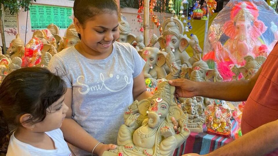 ಪರಿಸರಸ್ನೇಹಿ ಗಣೇಶನ ಮೂರ್ತಿ ಖರೀದಿಸುತ್ತಿರುವ ಮಕ್ಕಳು. (HT photo)