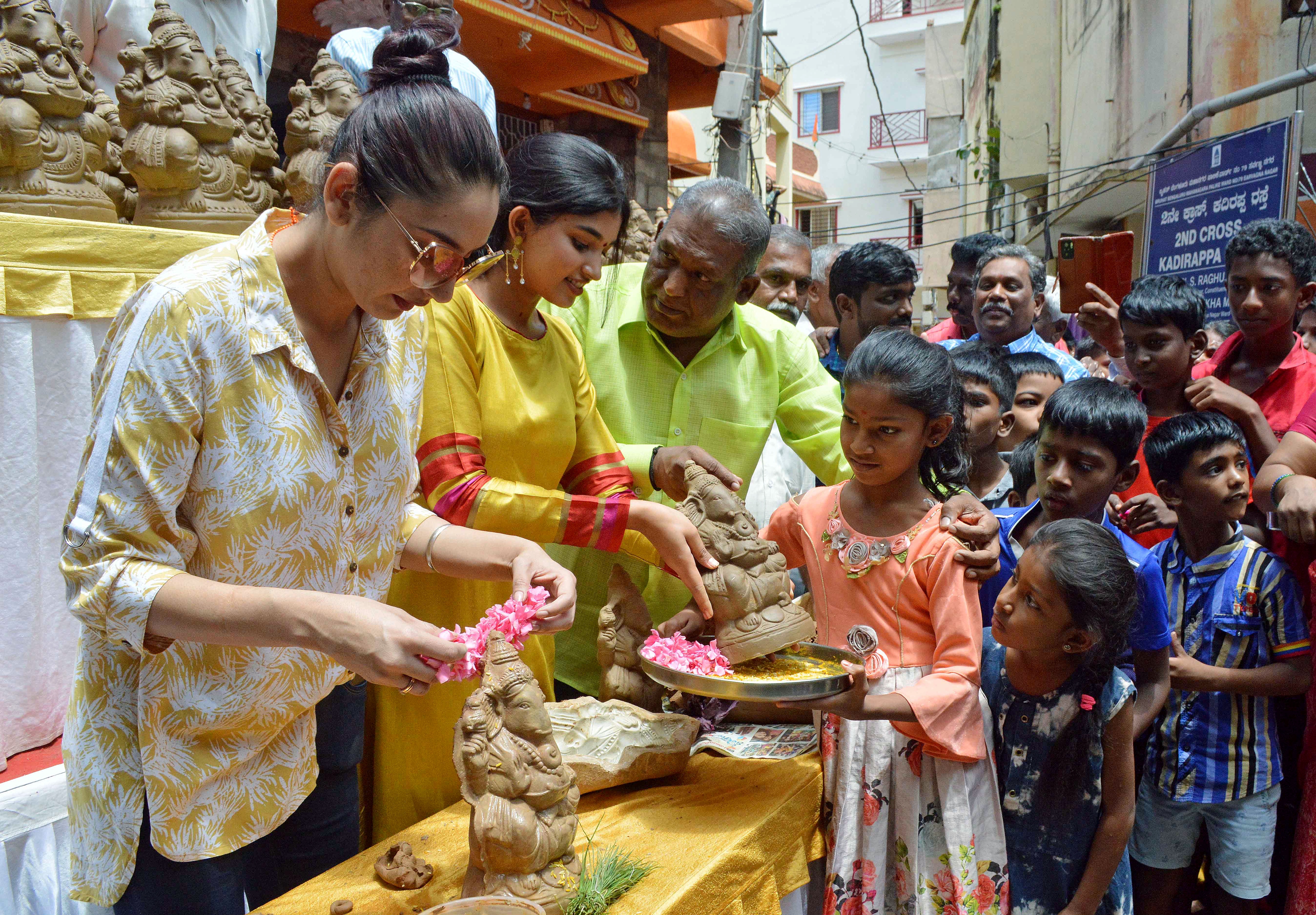 ಬೆಂಗಳೂರಿನಲ್ಲಿ ಭಾರತೀ ನಗರ ರೆಸಿಡೆಂಟ್ಸ್‌ ಫಾರಂ ಭಾನುವಾರ ಆಯೋಜಿಸಿದ್ದ ಈ ಕಾರ್ಯಕ್ರಮದಲ್ಲಿ ನಟಿಮಣಿಯರಾದ ರಾಗಿಣಿ ದ್ವಿವೇದಿ ಮತ್ತು ರಚನಾ ಇಂದರ್‌ ಮಣ್ಣಿನ ಗಣೇಶನ ವಿಗ್ರಹಗಳನ್ನು ಅಲ್ಲಿನ ನಿವಾಸಿಗಳಿಗೆ ವಿತರಿಸಿದರು.&nbsp;(ANI Photo)