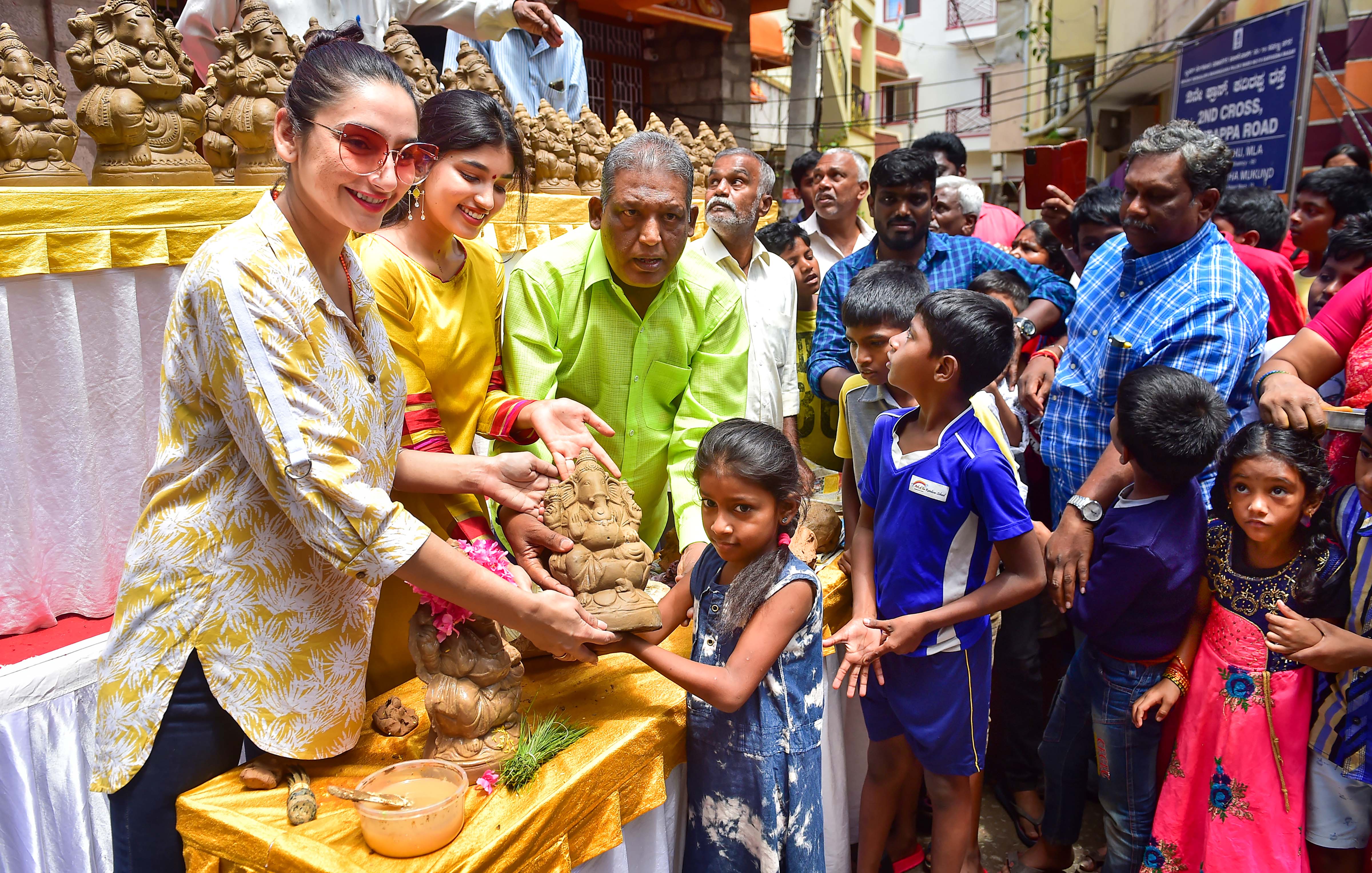 ಬೆಂಗಳೂರಿನಲ್ಲಿ ಭಾರತೀ ನಗರ ರೆಸಿಡೆಂಟ್ಸ್‌ ಫಾರಂ ಭಾನುವಾರ ಆಯೋಜಿಸಿದ್ದ ಈ ಕಾರ್ಯಕ್ರಮದಲ್ಲಿ ನಟಿಮಣಿಯರಾದ ರಾಗಿಣಿ ದ್ವಿವೇದಿ ಮತ್ತು ರಚನಾ ಇಂದರ್‌ &nbsp;ಅಲ್ಲಿನ ನಿವಾಸಿಗಳಿಗೆ ಮಣ್ಣಿನ ಗಣೇಶನ ವಿಗ್ರಹಗಳನ್ನು ವಿತರಿಸಿದರು. ಇದೇ ಸಂದರ್ಭದಲ್ಲಿ ಸುದ್ದಿಗಾರರ ಜತೆಗೆ ಮಾತನಾಡಿದ ರಾಗಿಣಿ ದ್ವಿವೇದಿ, ಗಣಪತಿ ಅಂದರೆ ಅಚ್ಚುಮೆಚ್ಚು. ನನ್ನ ಜೀವನದುದ್ದಕ್ಕೂ ಗಣೇಶ ಚತುರ್ಥಿ ಹಬ್ಬವನ್ನು ಆಚರಿಸಿದ್ದೇನೆ, ಆನಂದಿಸಿದ್ದೇನೆ, ಮಣ್ಣಿನ ಗಣೇಶನನ್ನು ಪೂಜಿಸಬೇಕು ಎಂಬುದರ ಬಗ್ಗೆ ಜಾಗೃತಿ ಮೂಡಿಸುವ ಕೆಲಸ ಖುಷಿ ಕೊಟ್ಟಿದೆ. ಸಾರ್ವಜನಿಕರ ಸ್ಪಂದನೆಯೂ ಪೂರಕವಾಗಿದ್ದು, ಸಂಘಟಕರು ಅದನ್ನು ಮಕ್ಕಳಿಗೆ ನೀಡುತ್ತಾರೆ. ನಮ್ಮ ಸಂಪ್ರದಾಯವನ್ನು ಮಾತ್ರ ಆಚರಿಸುವುದು ಆದರೆ ಅದನ್ನು ಸೂಕ್ತವಾದ ರೀತಿಯಲ್ಲಿ ಮಾಡುವ ತಿಳಿವಳಿಕೆ ಮಕ್ಕಳಲ್ಲಿ ಮೂಡುತ್ತಿರುವುದು ಕೂಡ ಉತ್ತಮ ಬೆಳವಣಿಗೆ ಎಂದ ಹೇಳಿದರು. (PTI Photo/Shailendra Bhojak)