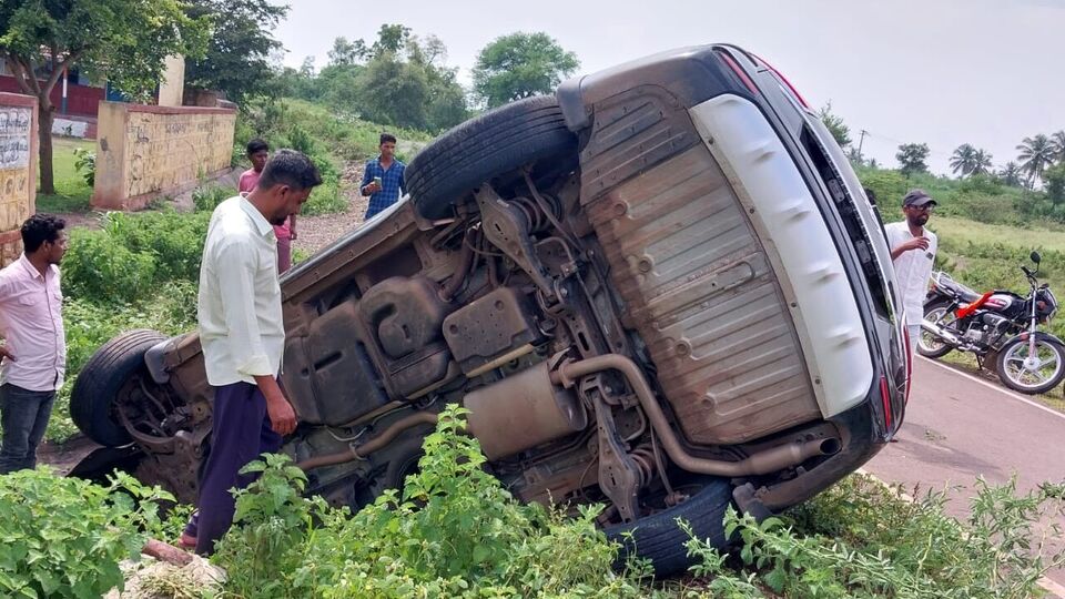 <p>ಲಕ್ಷಣ ಸವದಿ ಕಾರು ಪಲ್ಟಿ</p>