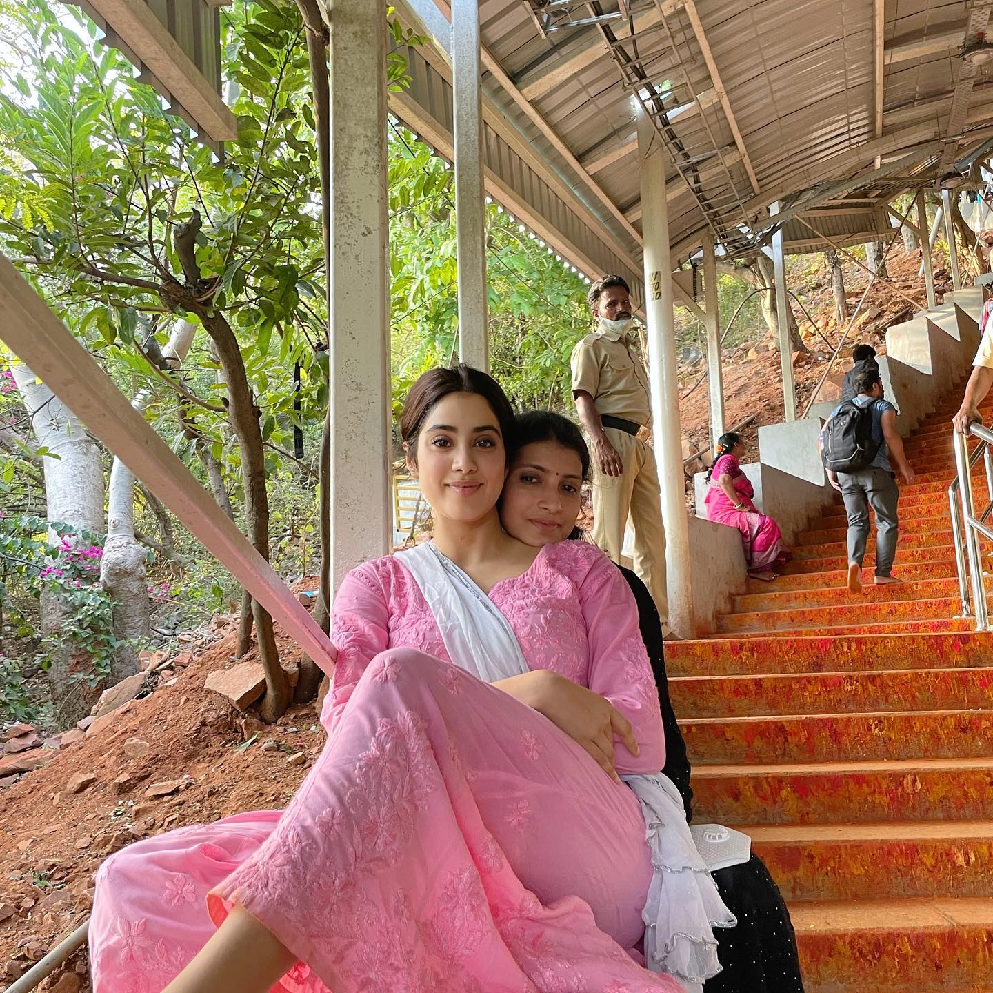ఈ ఏడాది ప్రారంభంలో తిరుపతికి వెళ్లినప్పుడు మెట్లు ఎక్కుతూ జాన్వీ దిగిన ఫొటో ఇది.