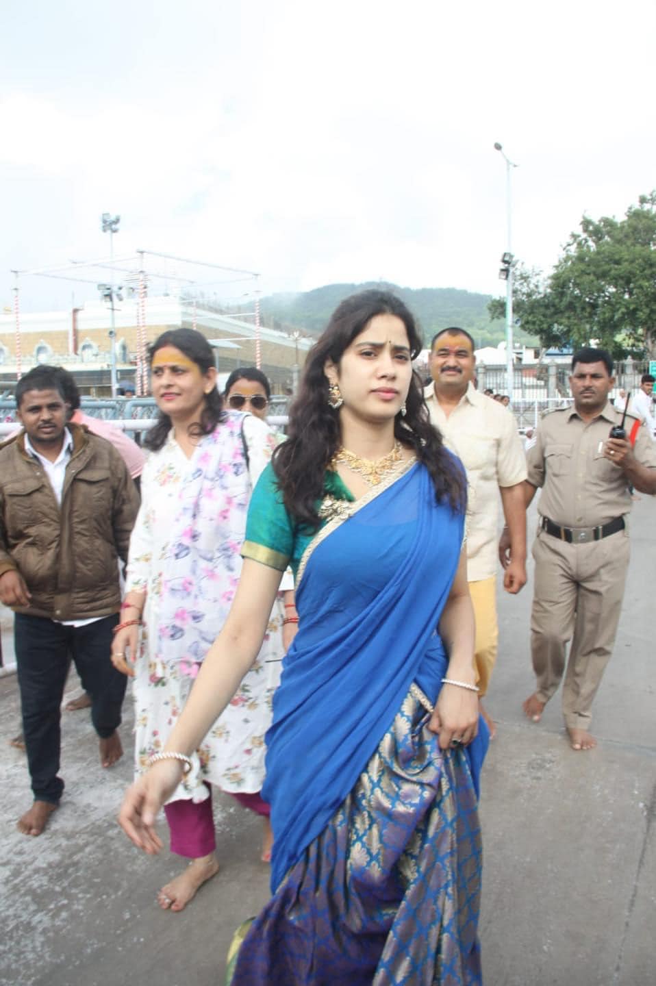 జాన్వీ కపూర్ తన స్నేహితురాళ్లతో కలిసి తిరుమలను సందర్శించారు. ఈ సారి ఆమె లంగా ఓణిలో మెరిసి శ్రీవారిని దర్శించింది.