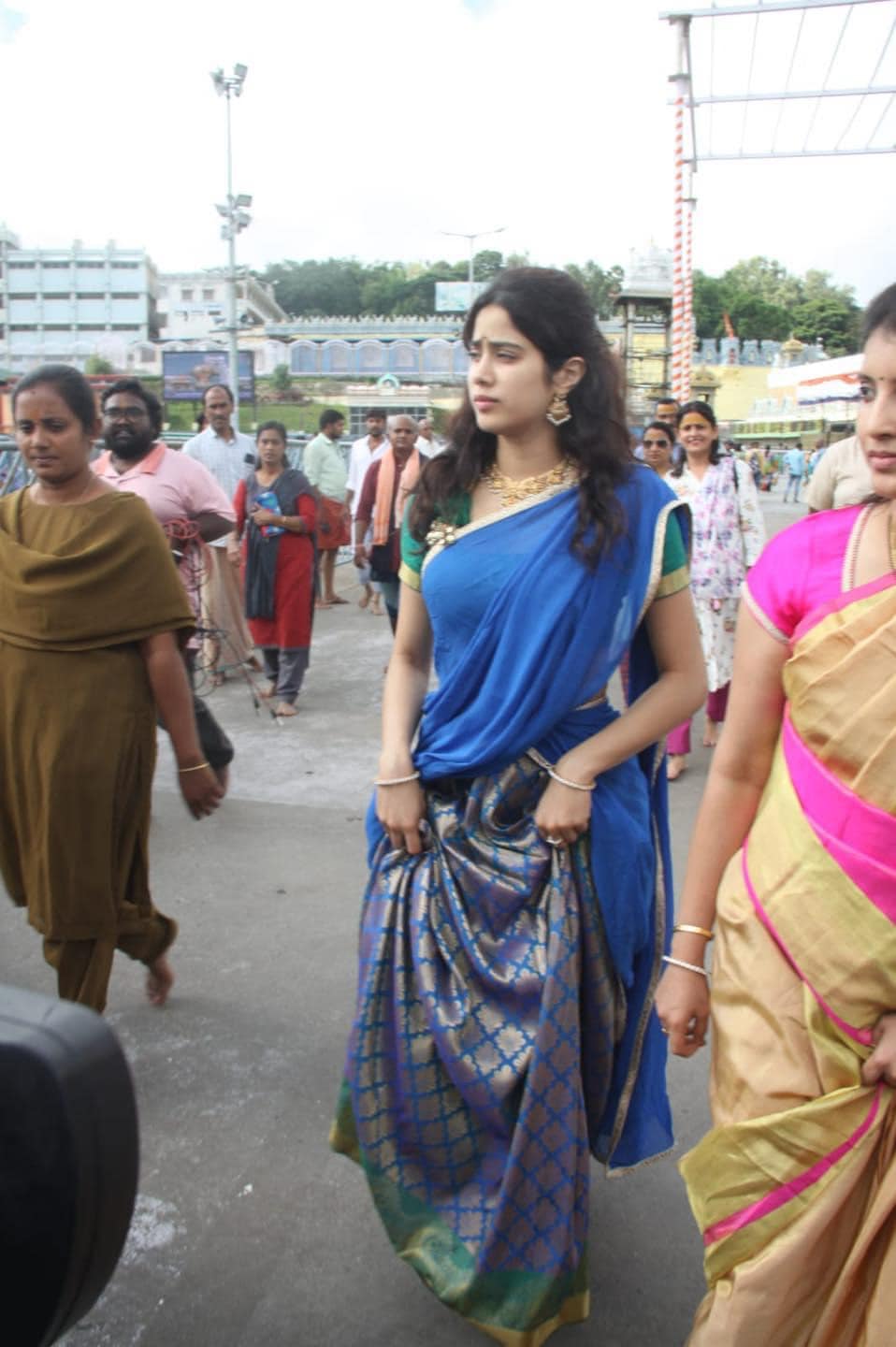 జాన్వీ కపూర్ తిరుపతికి వచ్చిందన్న వార్త తెలియగానే అభిమానులు ఆమెను చూసేందుకు రోడ్డుపైకి పెద్ద ఎత్తున వచ్చారు.
