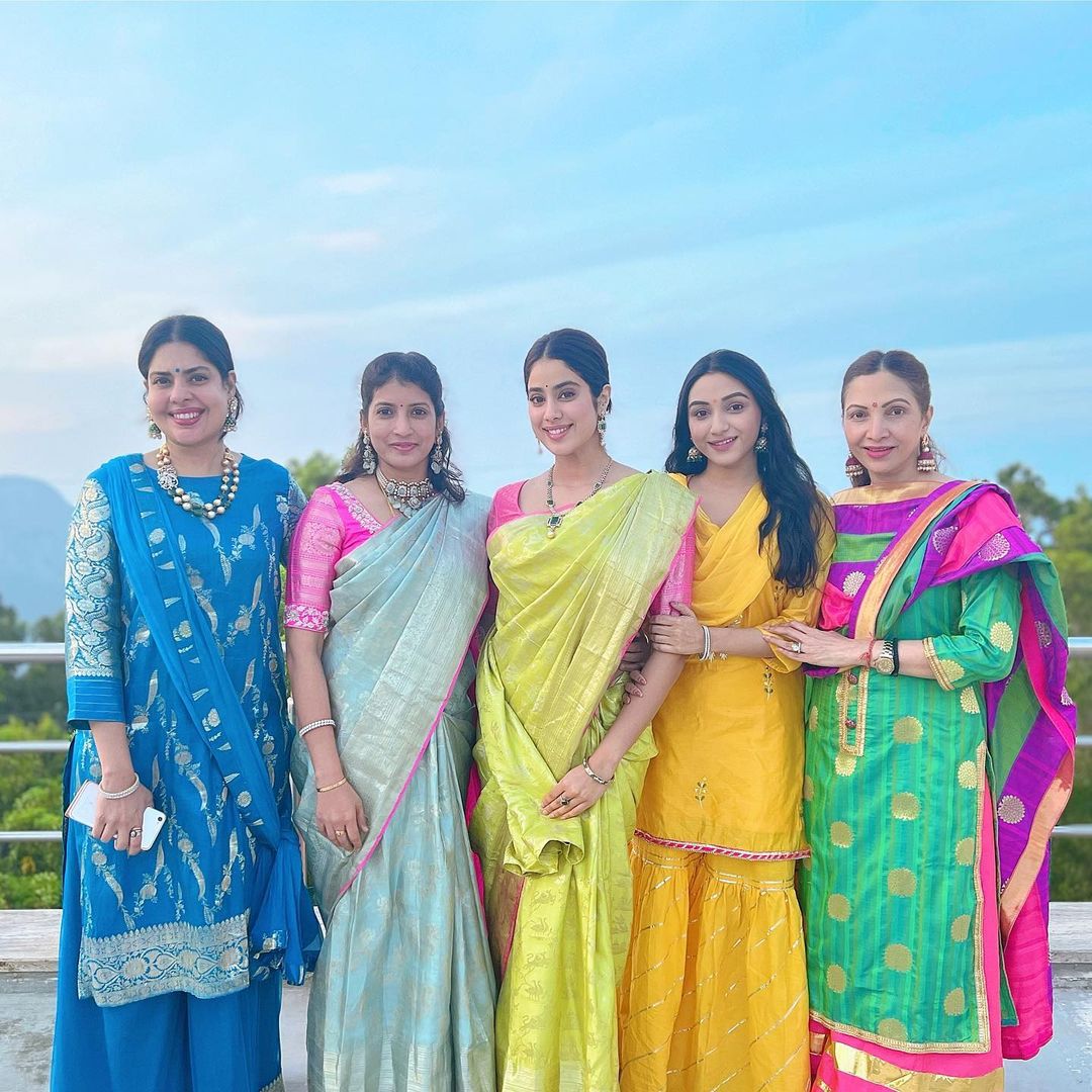 క్రితం సారి తిరుపతికి వచ్చినప్పుడు జాన్వీ కపూర్.. తన కుటుంబ సభ్యులతో దిగిన ఫొటో ఇది