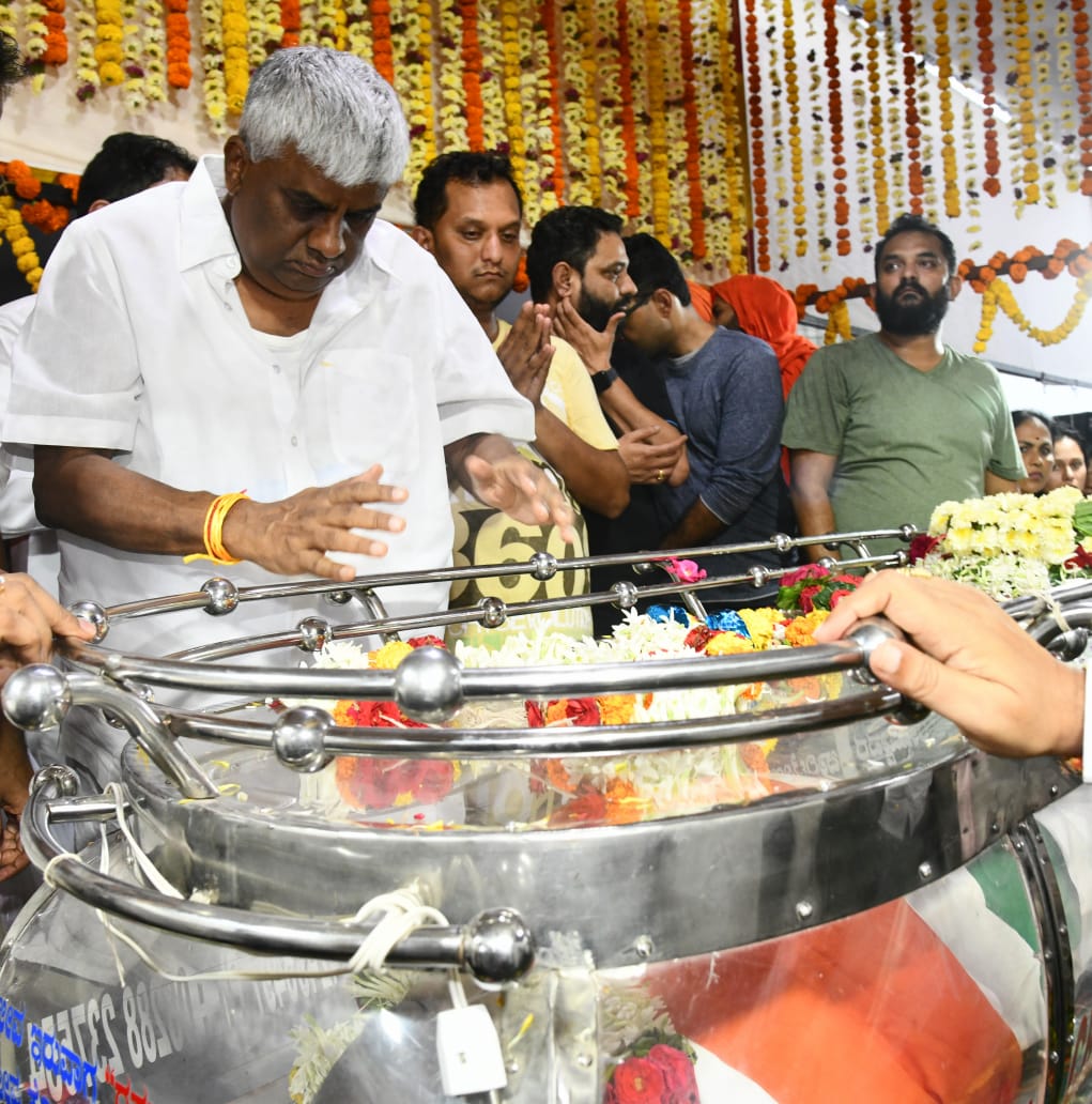 ಜೆಡಿಎಸ್‌ ನಾಯಕ ಎಚ್.ಡಿ.ರೇವಣ್ಣ ಅವರು ಉಮೇಶ್‌ ಕತ್ತಿ ಅವರ ಪಾರ್ಥಿವ ಶರೀರಕ್ಕೆ ಅಂತಿಮ ನಮನ ಸಲ್ಲಿಸಿದರು.&nbsp;