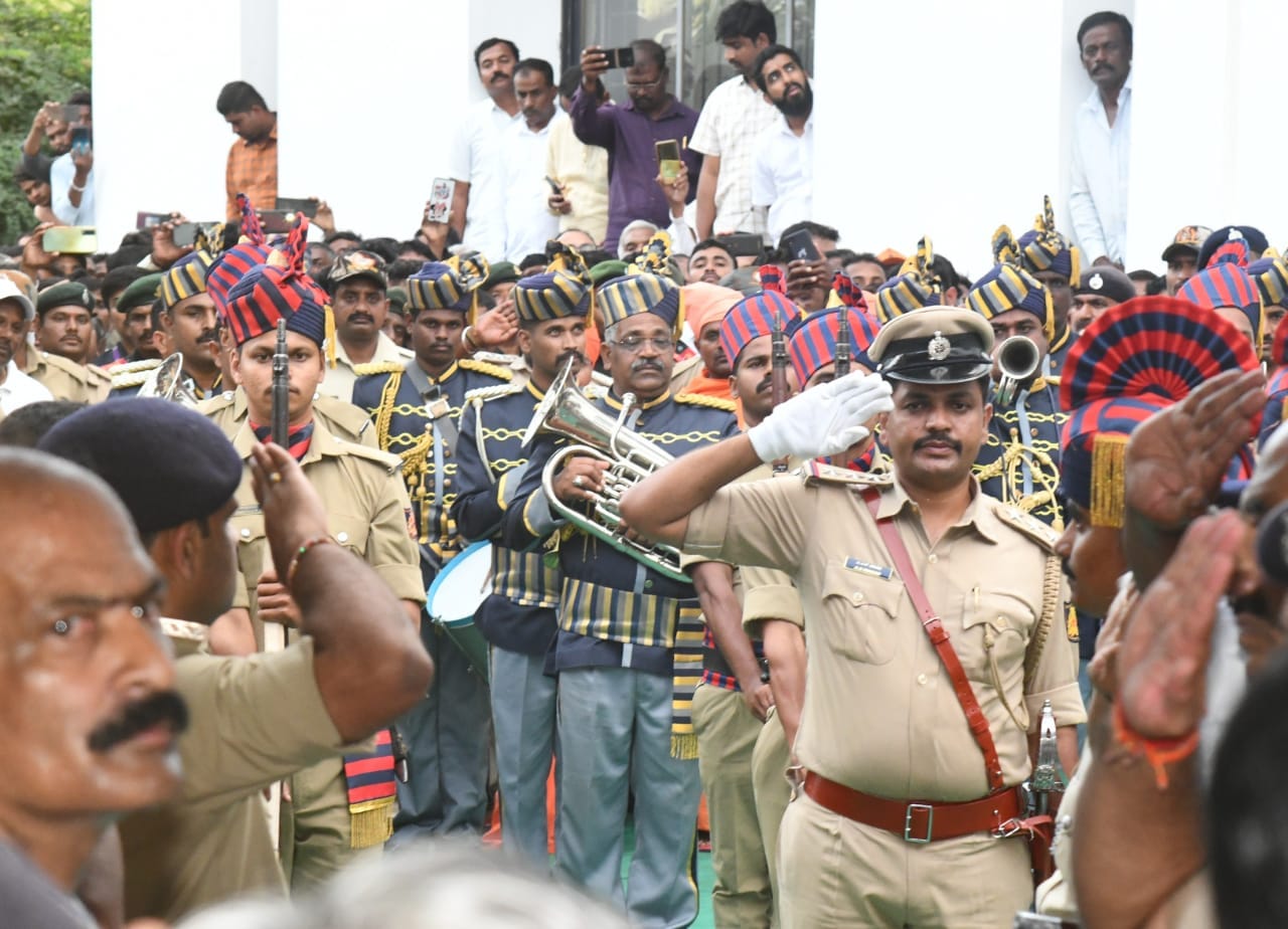 ಅಗಲಿದ ನಾಯಕ ಉಮೇಶ್‌ ಕತ್ತಿ ಅವರಿಗೆ ಅಂತಿಮ ಸರ್ಕಾರಿ ಗೌರವ ಸಲ್ಲಿಸಿದ ಪೊಲೀಸರು