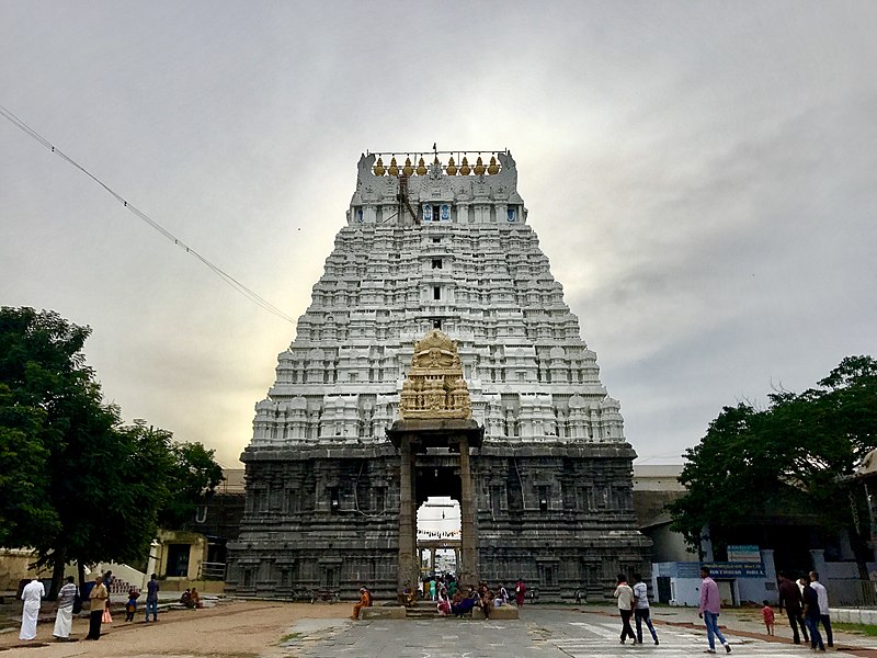 ఉలగలంద పెరుమాళ్ ఆలయం, తమిళనాడులోని కాంచీపురం జిల్లాలో ఉంది. ఈ ఆలయ రాజగోపురం 192 అడుగుల ఎత్తు ఉంది.