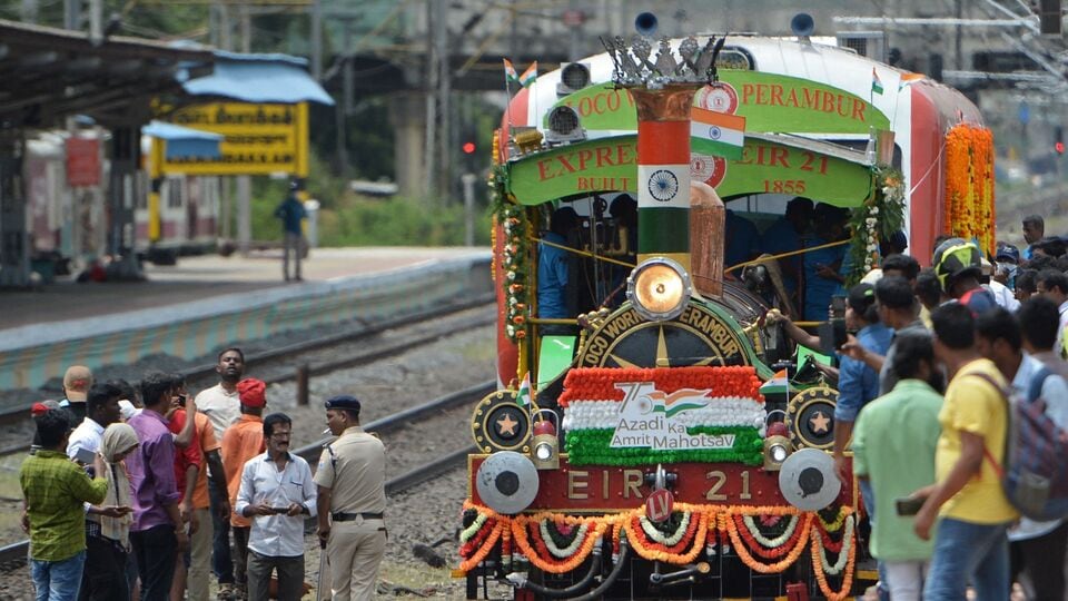 <p>ಭಾರತೀಯ ರೈಲ್ವೆ (ಸಾಂದರ್ಭಿಕ ಚಿತ್ರ) (Photo by Arun SANKAR / AFP)</p>