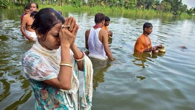 ಅಗರ್ತಲ: ಭಕ್ತರು ಪಿತೃಪಕ್ಷದಂದು ಪವಿತ್ರ ಸ್ನಾನ ಮಾಡಿ ತಮ್ಮ ಪೂರ್ವಜರಿಗೆ ತರ್ಪಣ ಸಲ್ಲಿಸಿದರು.