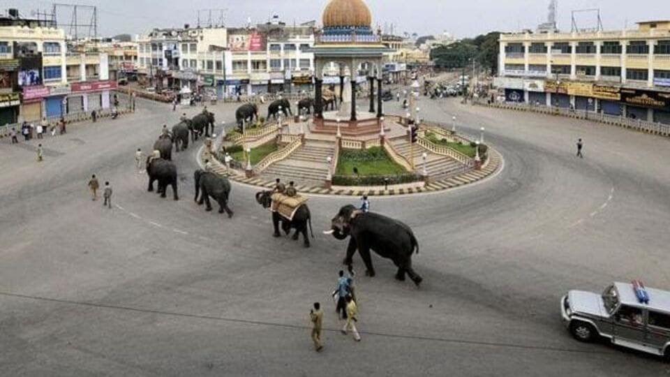 <p>ಇಂದಿನಿಂದ ಮೈಸೂರು ಟ್ರಾಫಿಕ್‌ ನಿಯಮಗಳಲ್ಲಿ ಬದಲಾವಣೆ, ಎಲ್ಲಿ ಒನ್‌ವೇ? ಎಲ್ಲೆಲ್ಲಿ ನಿರ್ಬಂಧ?</p>