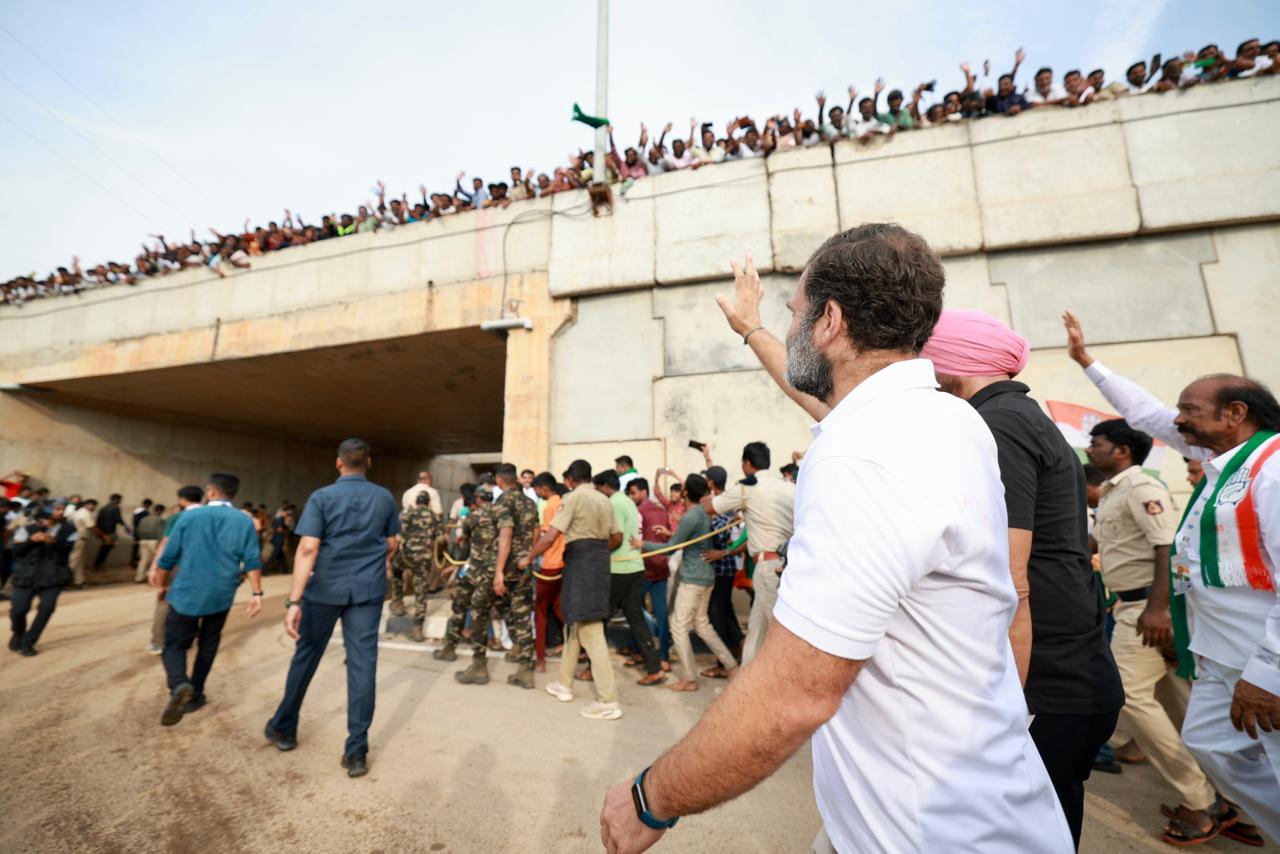 भारत जोडो यात्रेवेळी पदयात्रा करण्यासाठी लोक केवळ रस्त्यावरच गर्दी करत नाहीये. तर काही ठिकाणी लोकांनी उड्डाणपूलावरून राहुल गांधींच्या समर्थनार्थ घोषणाबाजी करत त्यांना पाठिंबा दिला आहे.