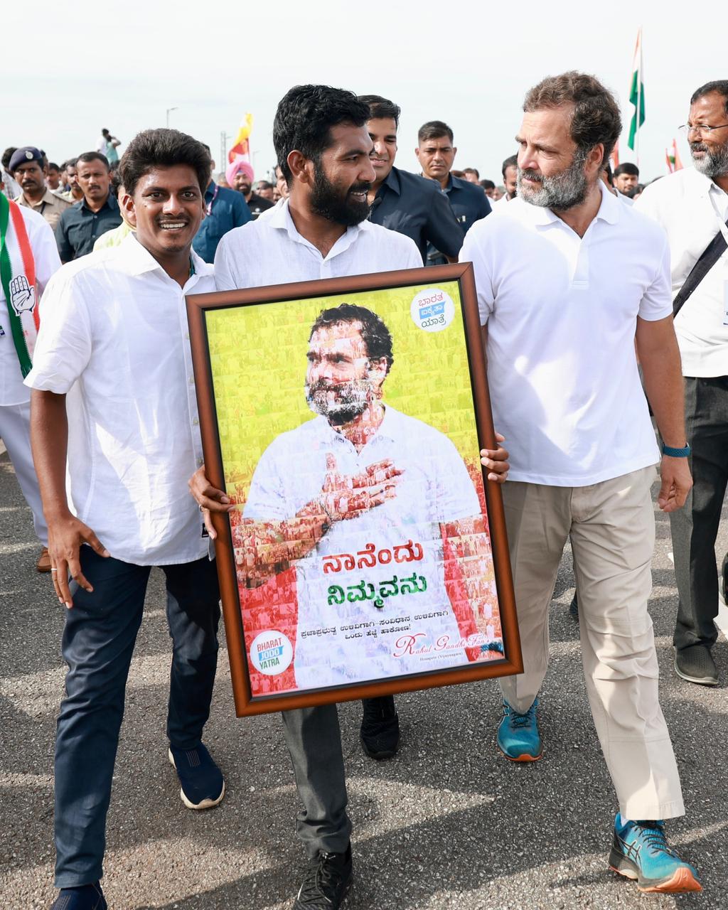यावेळी कर्नाटकातील एका तरुणानं राहुल गांधींना एक फ्रेम भेट दिली. ज्यात 'आमचा पाठिंबा, राहुलं गांधींनाच', असं लिहिण्यात आलेलं आहे.