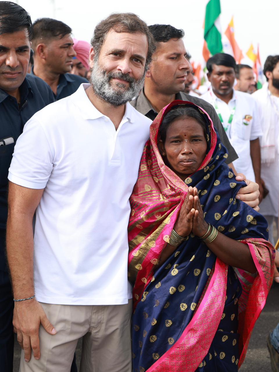 भारत जोडो यात्रेत तरुणांसह महिलाही मोठ्या संख्येनं गर्दी करत आहेत. यात्रेवेळी एका महिलेला राहुल गांधींसोबत फोटो काढण्याचा मोह आवरला नाही.