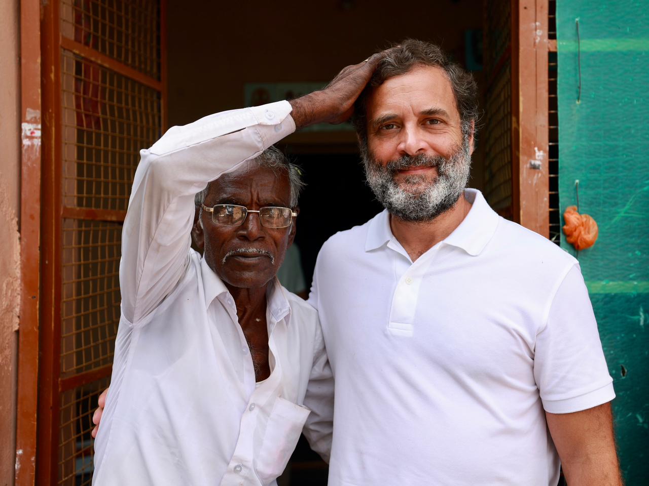 राहुल गांधींनी चित्रदुर्ग जिल्ह्यातल्या चिक्कनायकनहल्ली तालुक्यातील मोलाकलमुरू गावात प्रवेश करताच त्यांना एका जेष्ठ व्यक्तीनं डोक्यावर हात ठेऊन आशिर्वाद दिला आहे.